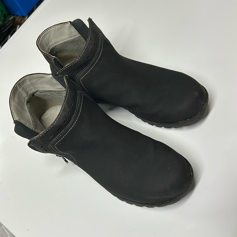 EUC JSPORT memory foam size 7M Jenna short boots